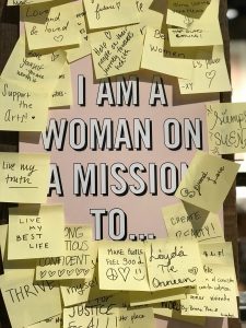 Tableau avec écrit dessus je suis une femme qui a la mission de ... Et plein de post it indiquant les différentes missions bien être de cette femme